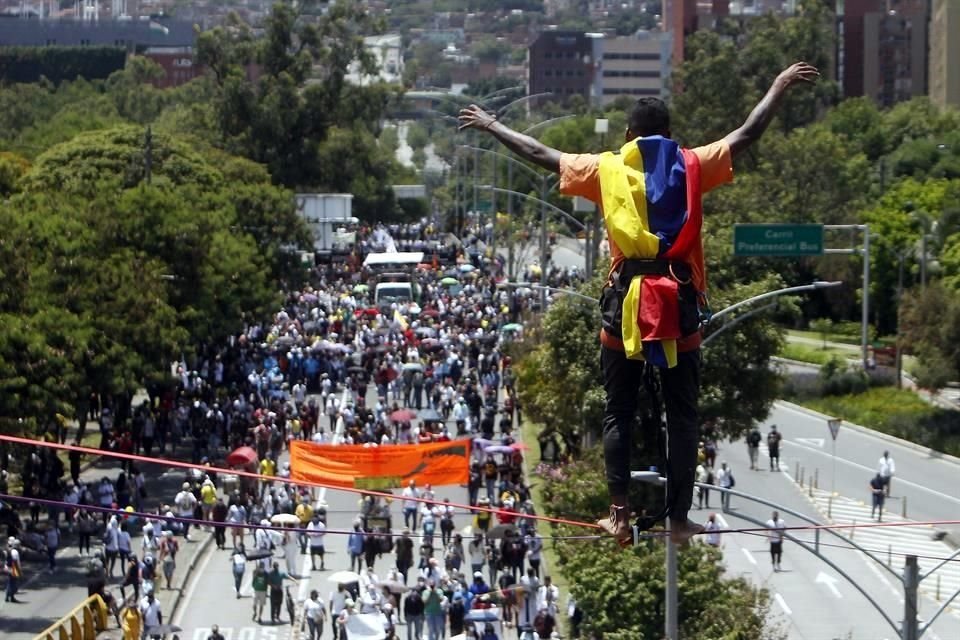 La represión a las protestas ha dejado al menos 24 muertos, según la Defensoría del pueblo de Colombia.