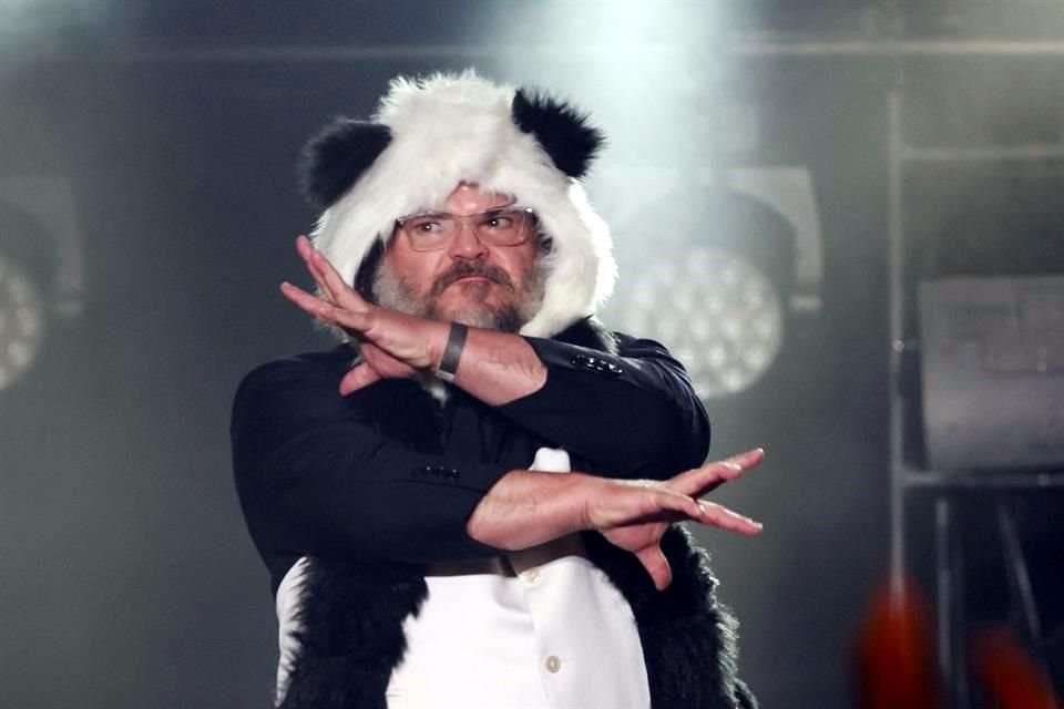 Jack Black recordó a su personaje de 'Kung Fu Panda' antes de aceptar un premio por su carrera cómica.