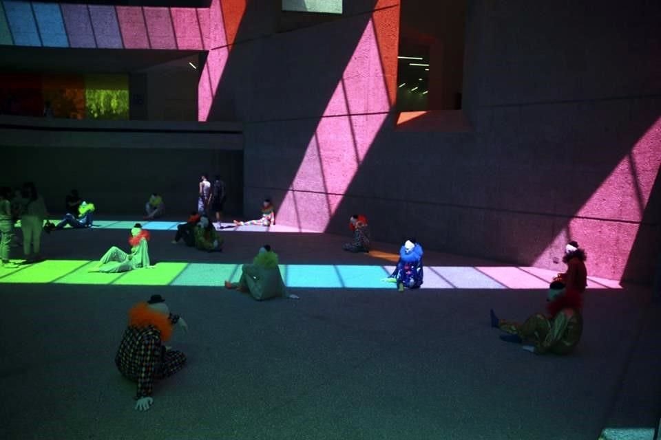 Se trata de 45 esculturas hiperrealistas de payasos, cada una realizando una acción distinta, pero eternamente melancólicas,    distribuidas por el vestíbulo del museo, bajo  las luces multicolores.