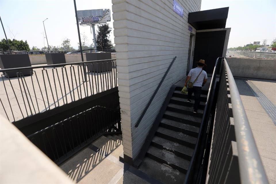 Acceso para la estación Independencia Norte, que no cuenta con elevador ni rampas de acceso.
