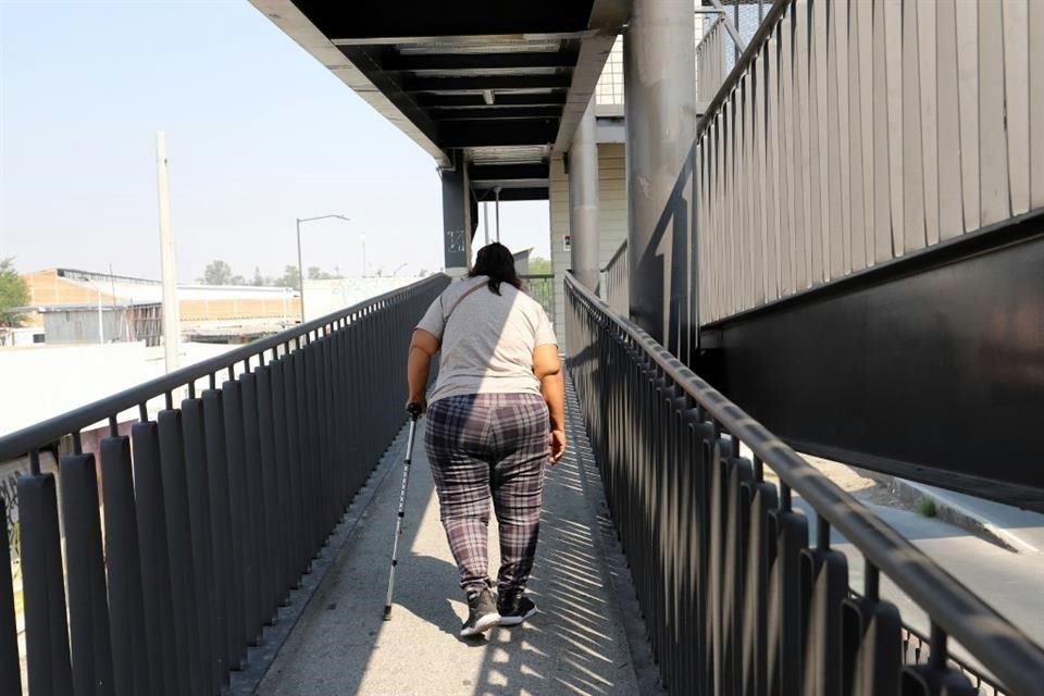 Ana María Gutiérrez todos los días utiliza el Peribús en la estación de Periférico Norte y debe recorrer las rampas con su bastón, ya que esta estación no tiene elevador.