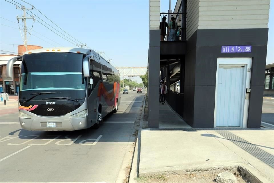 Además el elevador no funciona.