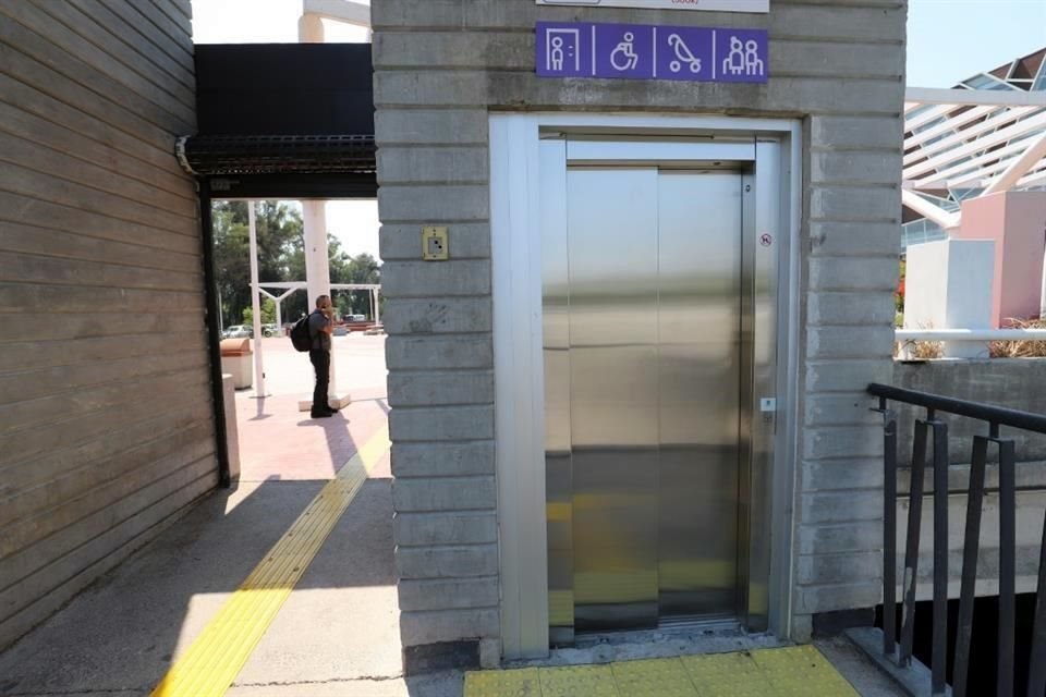 Lo mismo ocurre en la estación Centro Cultural Universitario.