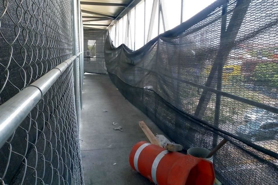 Estación Periférico Norte no tiene elevadores instalados y en el puente peatonal hay una área con malla ciclónica que quita espacio a los peatones.