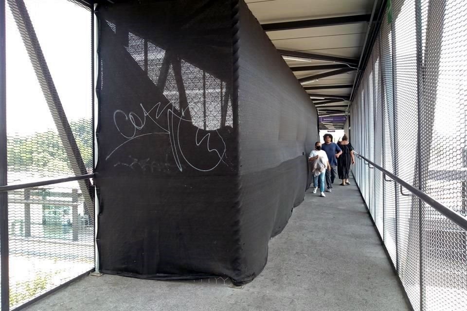 Estación Periférico Norte no tiene elevadores instalados y en el puente peatonal hay una área con malla ciclónica que quita espacio a los peatones.