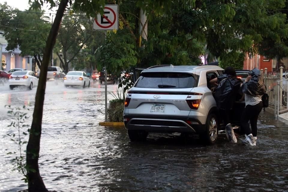 En Avenida Vallarta se registraron también algunos encharcamientos.