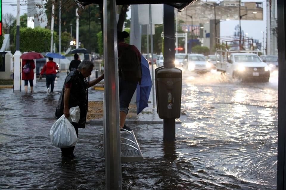 En Avenida Vallarta se registraron también algunos encharcamientos.