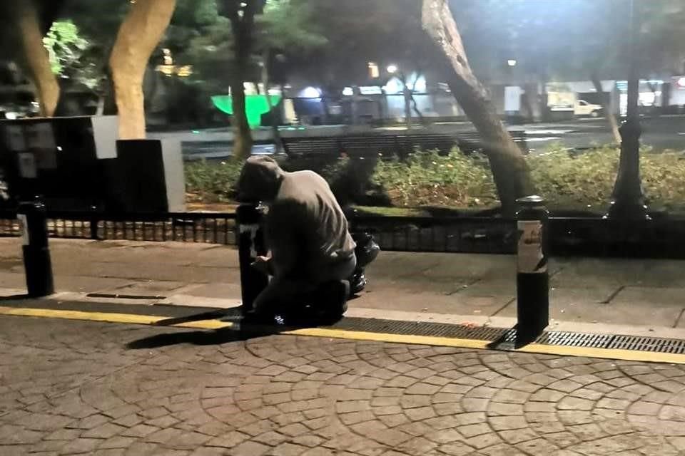 Durante la noche pintaron de nuevo sobre fotografías de desaparecidos en el Centro de Guadalajara.