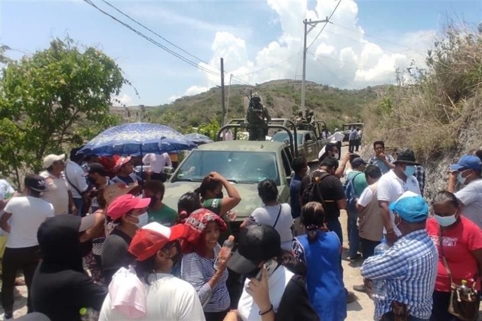Los funcionarios estatales van a escuchar los planteamientos de la gente de esta comunidad y conseguir la liberación de los soldados del Ejército que están en sus tres patrullas.