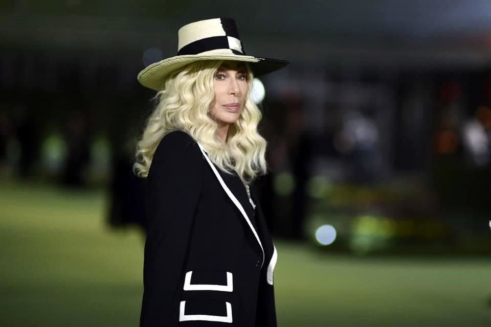 Cher y Donatella Versace se unen para celebrar el mes del Orgullo con la colección 'Chersace'.