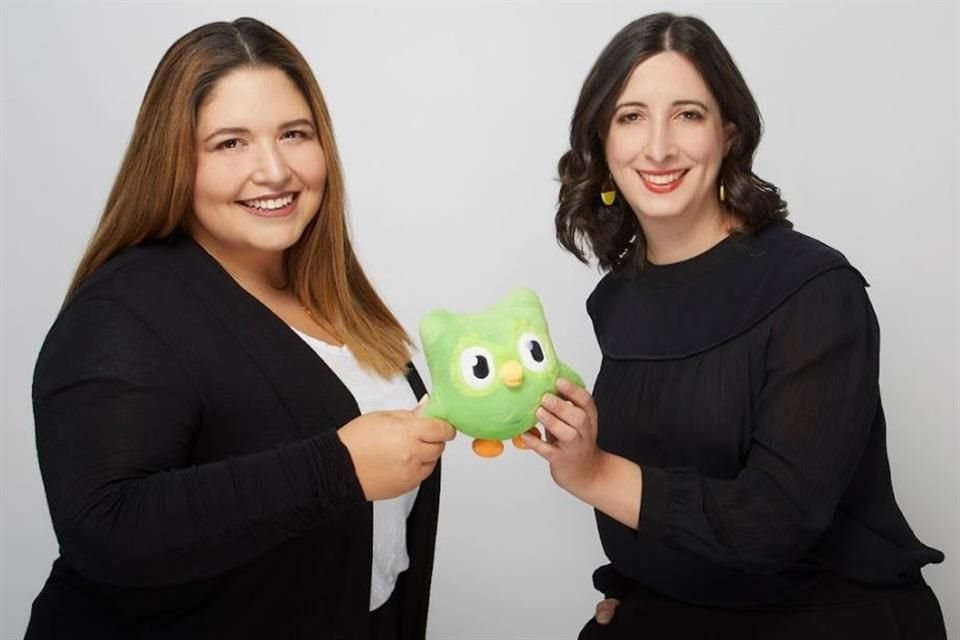 Cindy Blanco, científica de aprendizaje y lenguaje en Duolingo (i) y Rebeca Ricoy, directora regional de Duolingo en México y Latinoamérica.