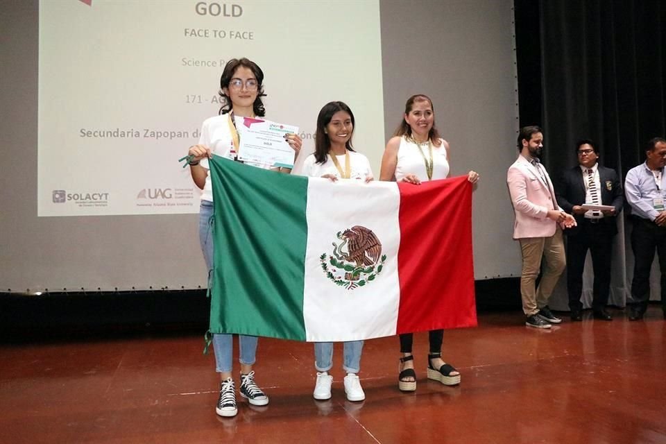 Mariana Vargas y Vanesa Ladino, junto con la maestra Gloria Rosales Chávez, le dieron a la UAG una medalla de oro en el Mundial Infomatrix.