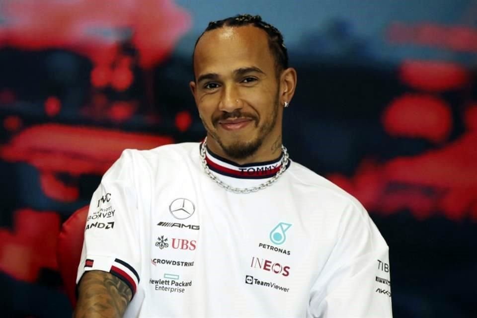 Lewis Hamilton admitió que de ser aficionado, animaría a Charles Leclerc, ya que es fanático de Ferrari.