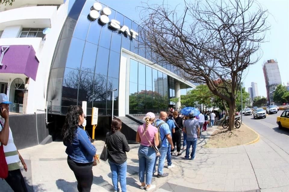 Oficinas del SAT en la ZMG están abarrotadas de trabajadores que quieren obtener su Constancia de Situación Fiscal.