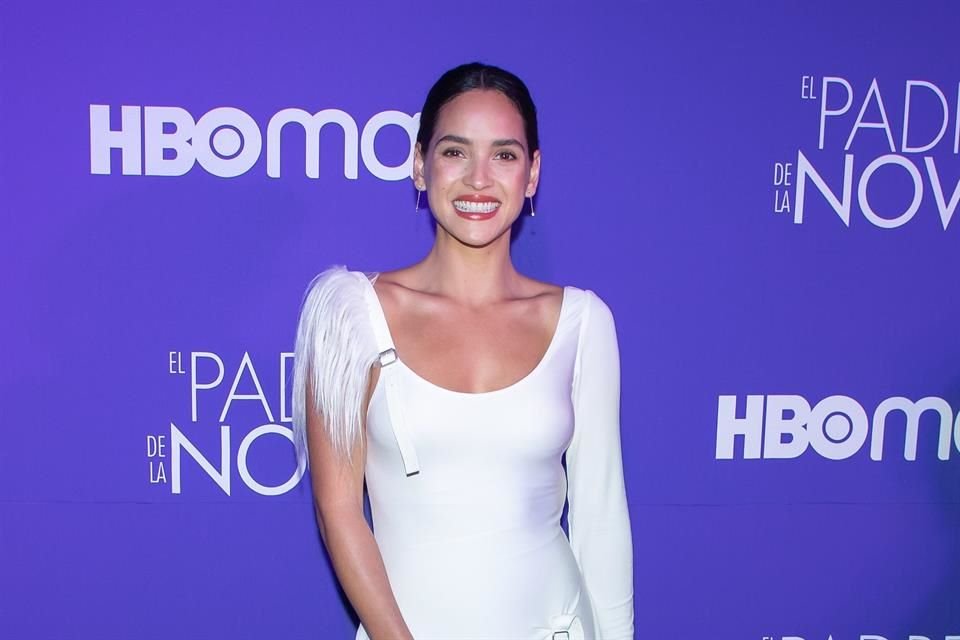 Adria Arjona lució un vestido blanco.