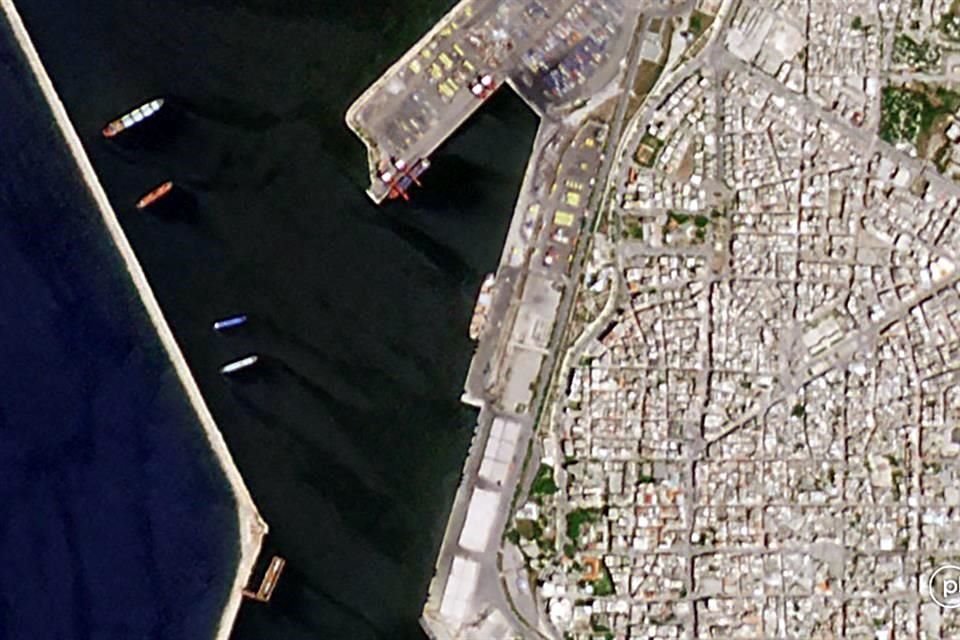 Esta foto satelital muestra a un buque ruso entregando presuntos granos robados a Ucrania en un puerto sirio.