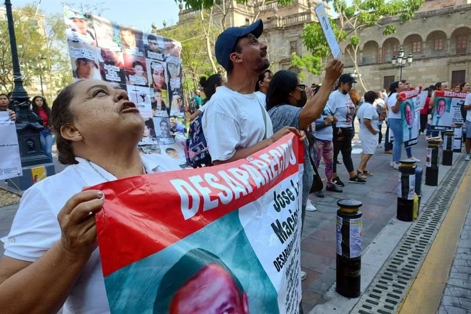 El Colectivo Luz de Esperanza se manifestó en el Centro tapatío en respuesta al retiro de las fichas que habían colocado en la zona.