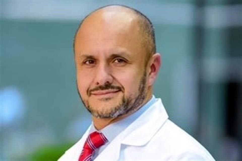 El Dr. Ricardo Mercado explica que la estimulación cerebral profunda mejora las condiciones del paciente con párkinson, reduciendo sus síntomas en más del 60 por ciento.
