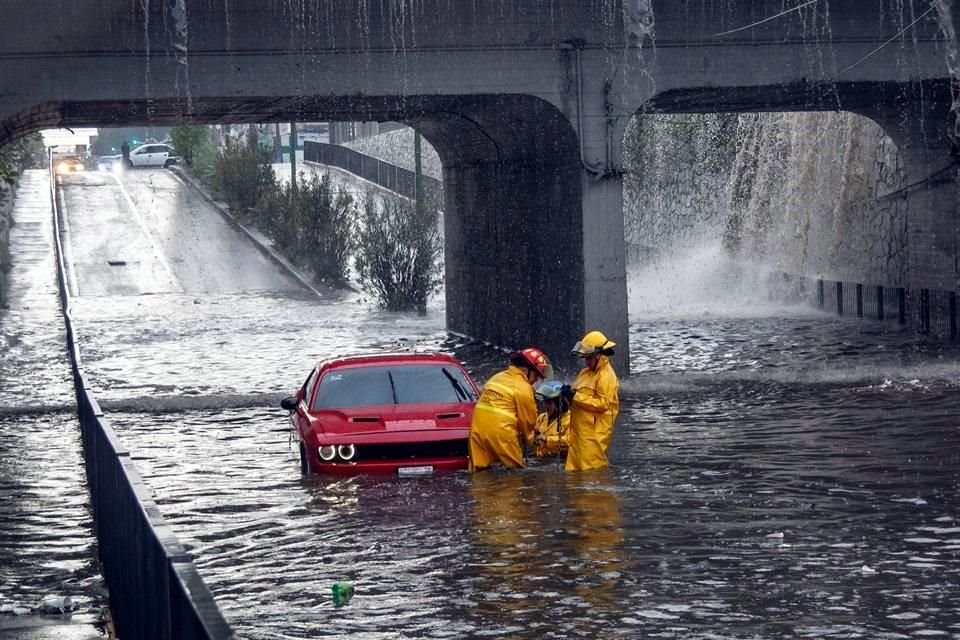 Ante las tormentas que generan daños en vehículos, sólo pocas pólizas de seguro de auto cubren afectaciones a causa de inundación, caída de árboles, postes o granizo.