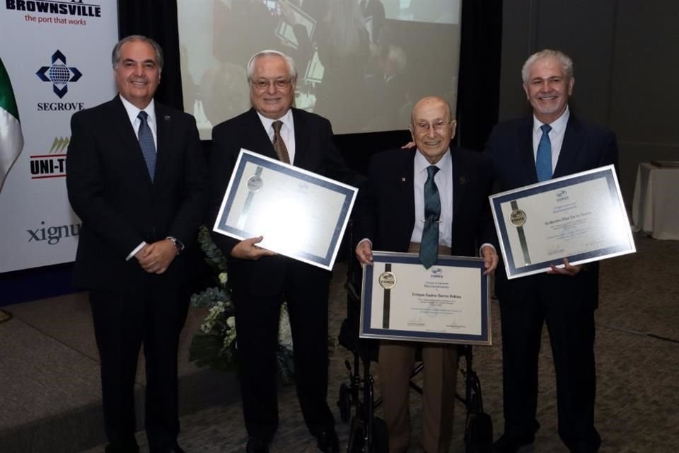 Héctor Villarreal (izq.), actual director del Comce Noreste, con los ex directores del gremio, Juan Manuel Quiroga Lam, Enrique Espinosa Barros Robles y Guillermo Díaz de la Garza.