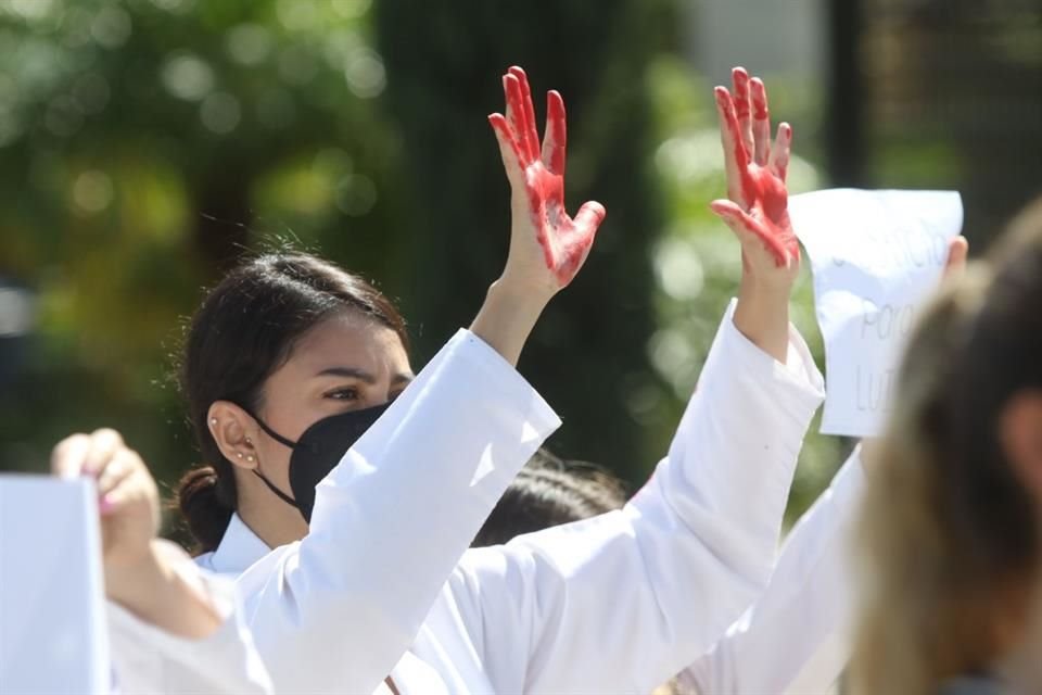 Expansión de grupos criminales en País ha dejado a doctores atrapados en violencia y ha creado grave escasez de médicos en zonas de peligro.