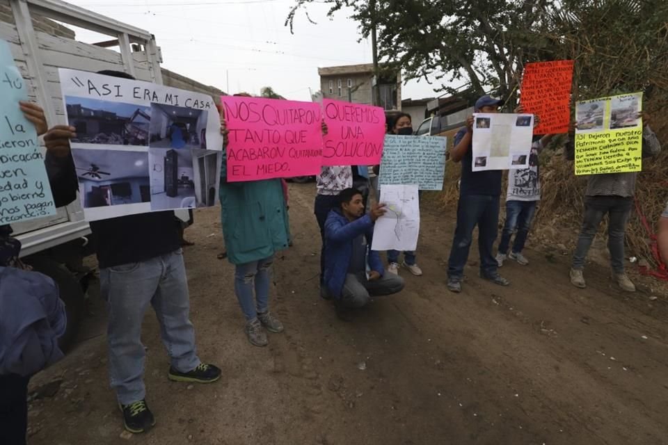 Vecinos desalojados de la colonia Floresta del Colli, el 27 de abril, detuvieron las máquinas que realizan labores en el Arroyo Seco.