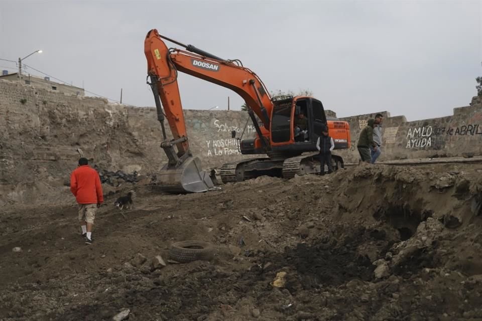 Vecinos desalojados de la colonia Floresta del Colli, el 27 de abril, detuvieron las máquinas que realizan labores en el Arroyo Seco.
