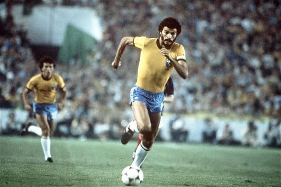 Futbolista brasileño Sócrates, figura del futbol mundial.