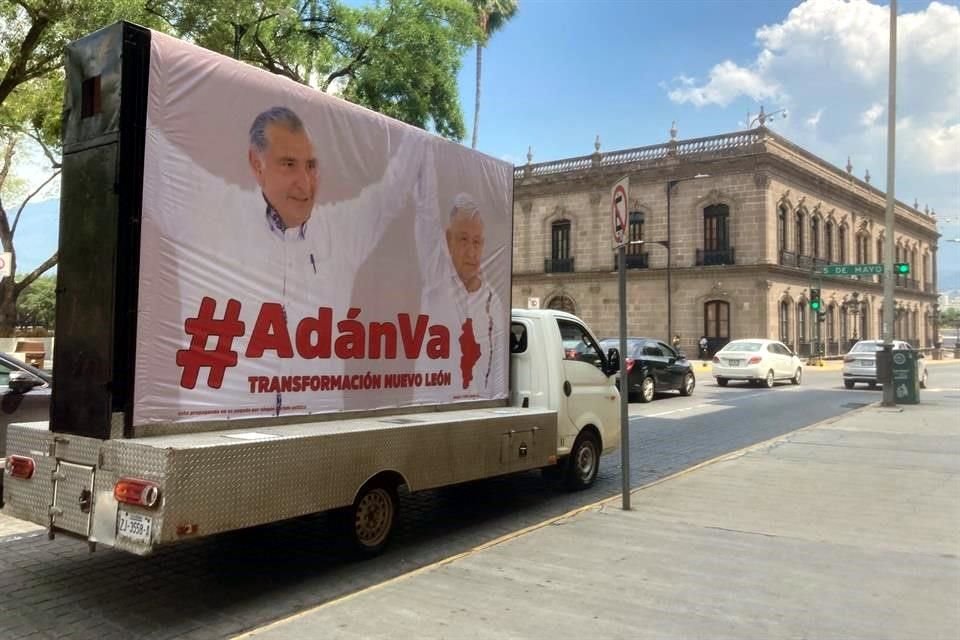 La propaganda con la imagen del titular de Segob recorrió el Primer Cuadro de Monterrey.