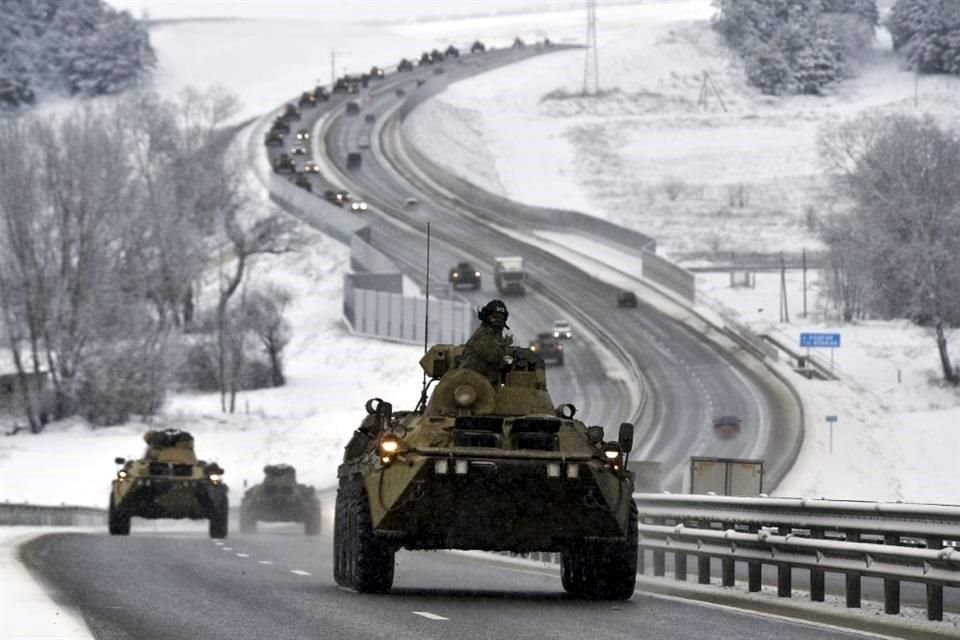 Vehículos del Ejército ruso avanzan por la Península de Crimea en enero de este año.