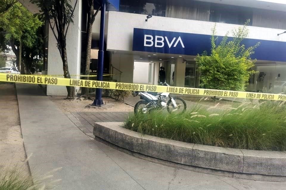 Mientras intentaba huir de policías, un hombre quebró el vidrio de un banco en Chapalita e intentó resguardarse ahí hasta que fue arrestado.