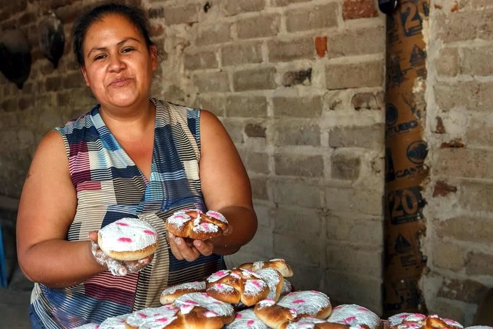 Elia Guadalupe Prado Isidoro heredó la receta del pan tachihual se su suegra, regalo que mantiene vigente en su natal Zacoalco de Torres.