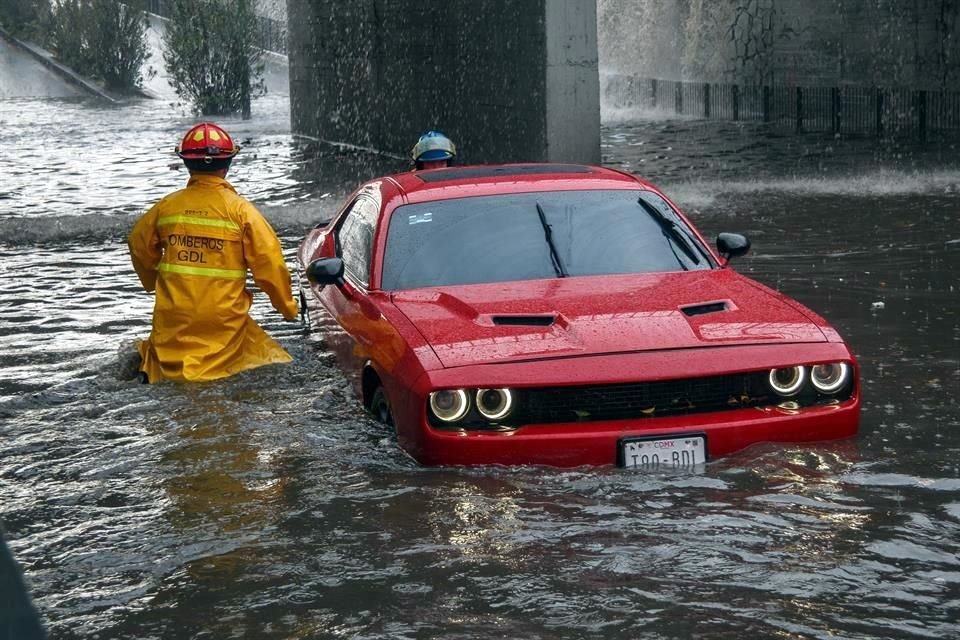 Inundación en un paso a desnivel el 3 de junio de 2022, en Guadalajara.