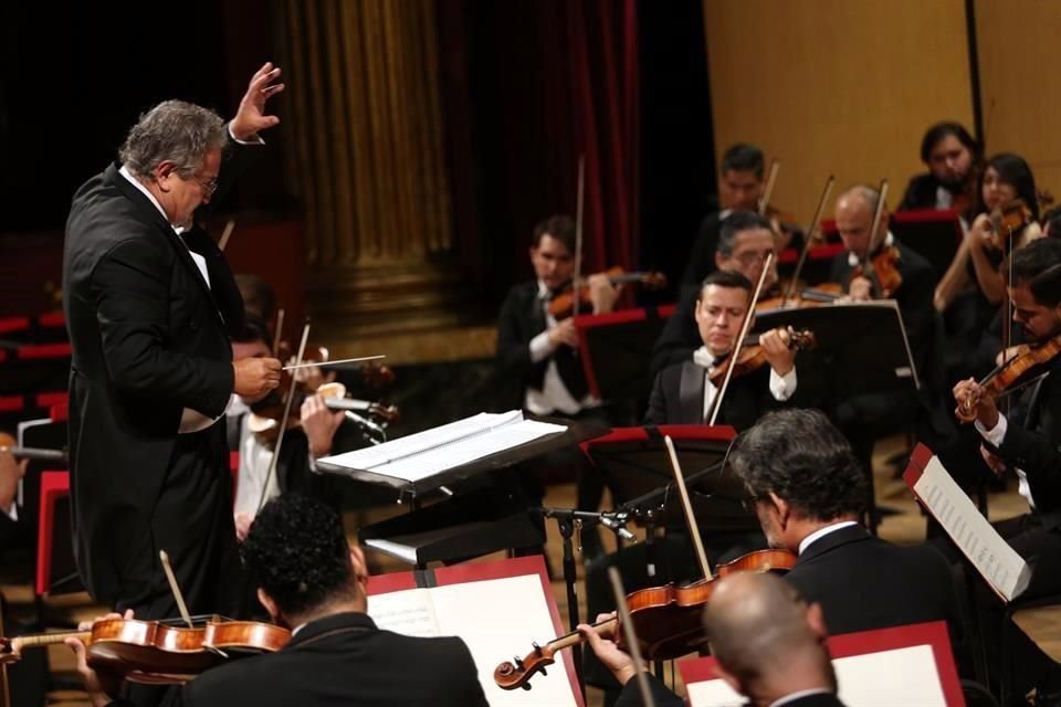 Esta noche, la Orquesta Filarmónica de Jalisco le volvió a dar la bienvenida a Héctor Guzmán, quien fuera de 2006 a 2010 su director titular.