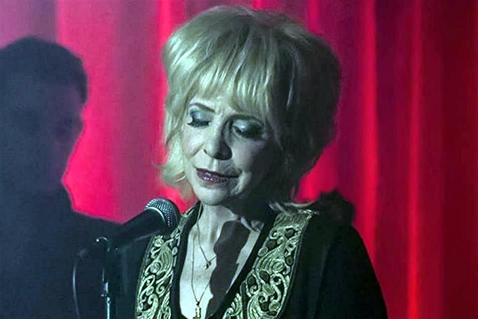 Julee Cruise, cantante y colaboradora de David Lynch, falleció a los 65 años, debido a lupus que le fue diagnosticado.