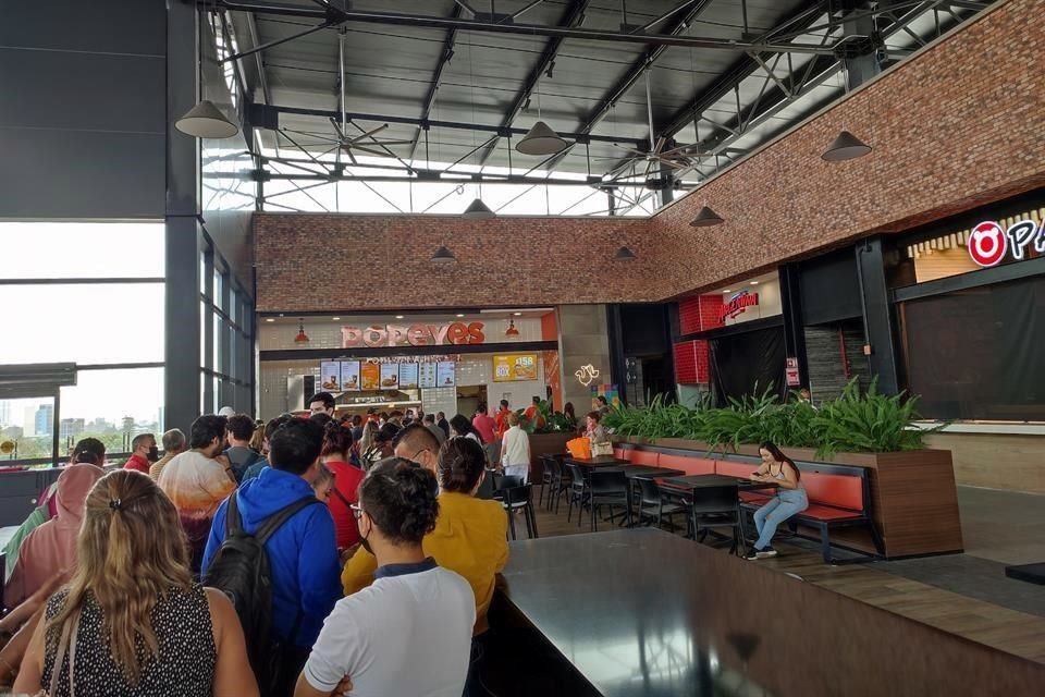 Tras apertura, y gracias a la promoción de comida gratis por un año, comensales que asistieron a la inauguración de Popeyes en La Perla saturaron el área de comida del establecimiento.