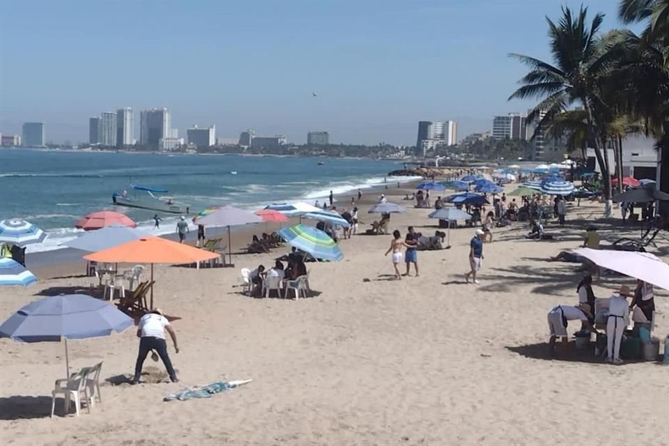 Playas de Puerto Vallarta con presencia de turistas.