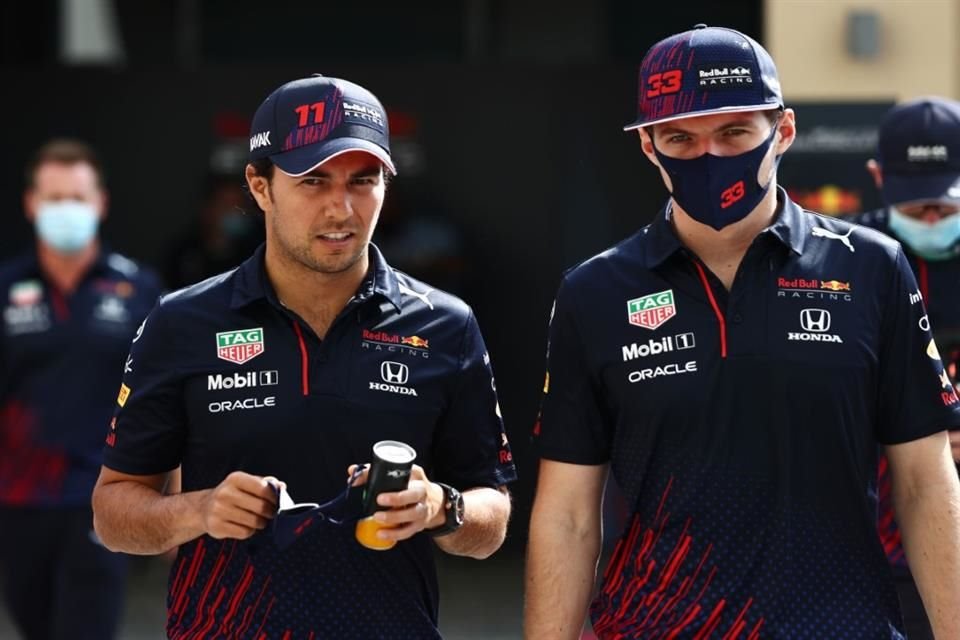 Los pilotos de Red Bull se alistan para el GP de Azerbaiyán.