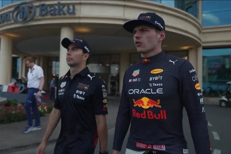 Checo y Max al finalizar la clasificación en Bakú.