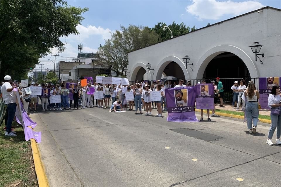 Cerca de 100 personas se están manifestando afuera de Casa Jalisco con motivo de la desaparición de Gibrán Barrios Casillas.