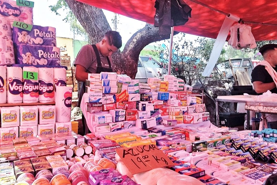 Venta de medicamentos en tianguis de El Colli.