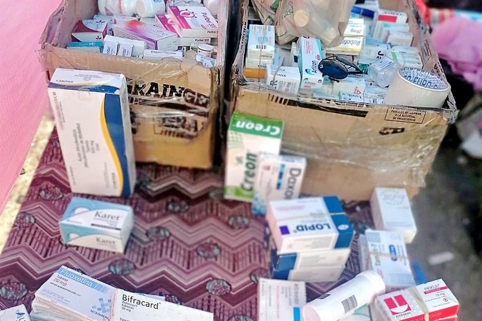 Venta de medicamentos en el tianguis de Las Torres, en la CDMX.