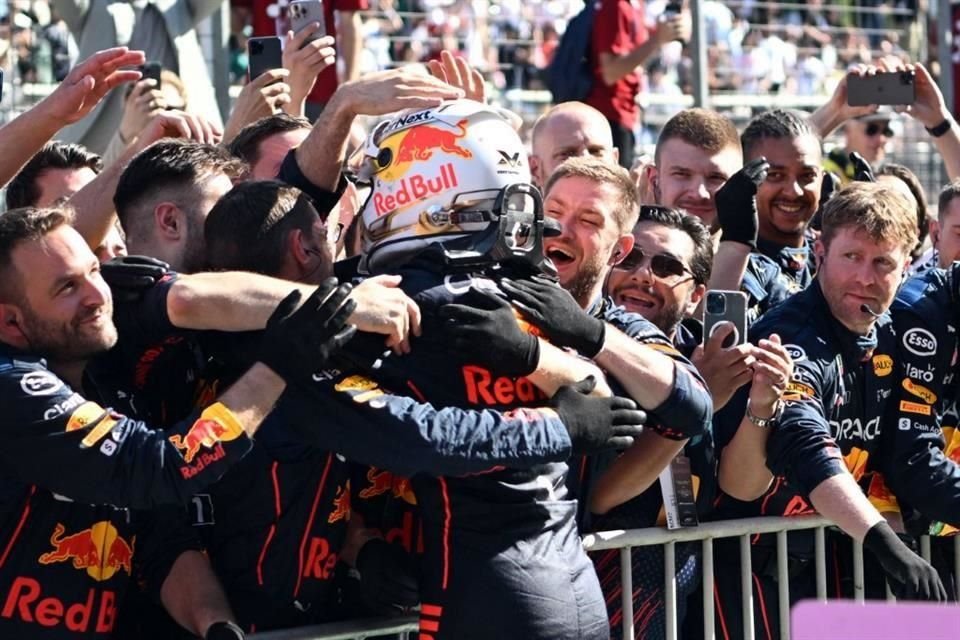 Max Verstappen celebrando con la gente de Red Bull.