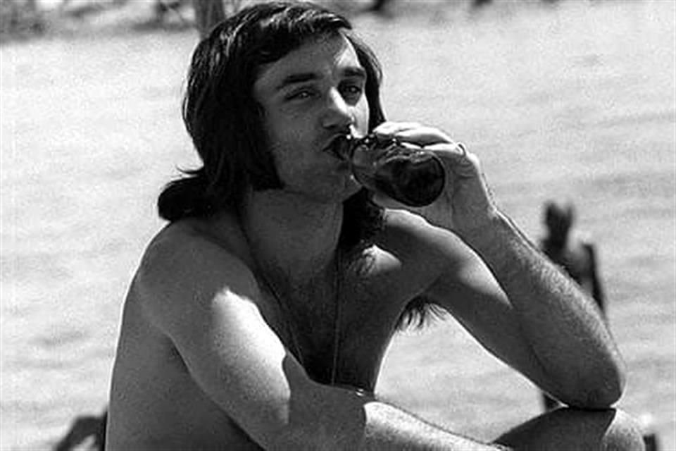 George Best fue un excéntrico y galán futbolista de los años 60 y 70, estrella del Manchester United de Inglaterra.