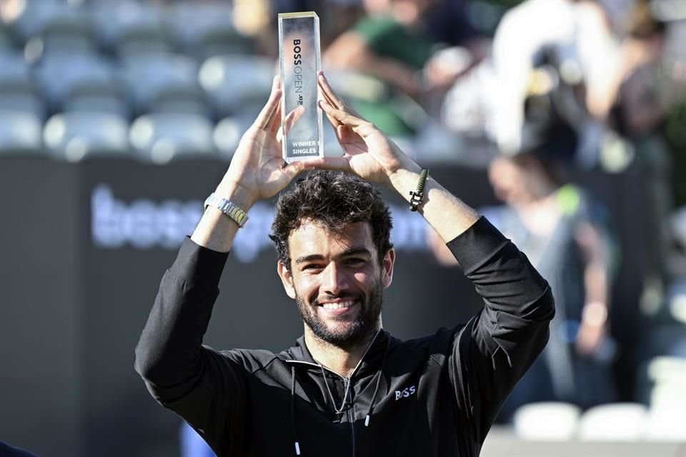 Matteo Berrettini con el trofeo de campeón.