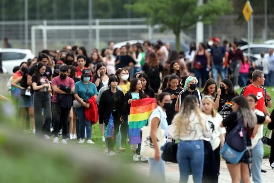 Antes del concierto, fueron notorias las banderas LGBT+ que llevaron los fans del artista. que es parte de esa comunidad.
