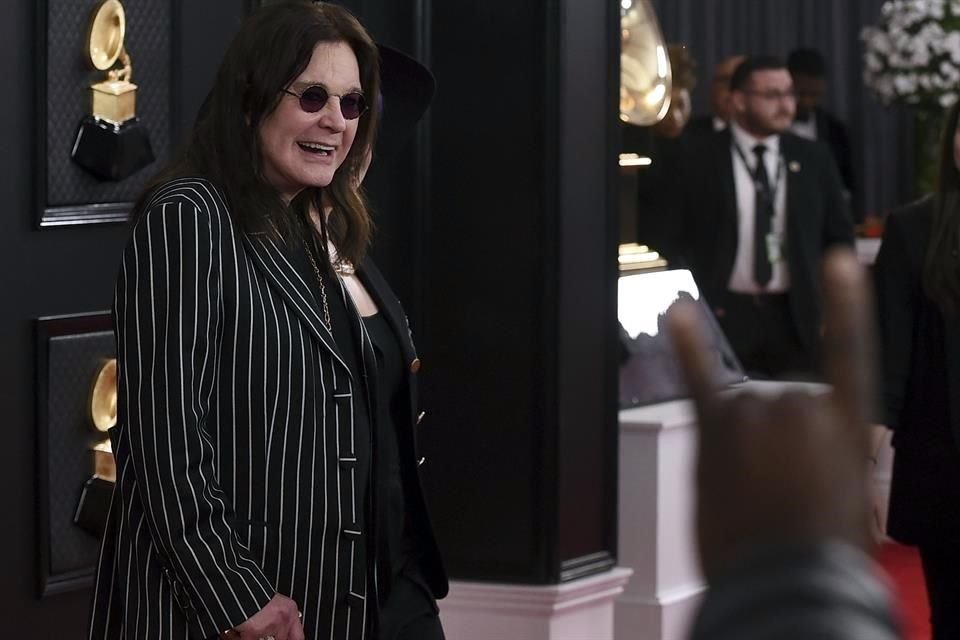 El rockero Ozzy Osbourne entrará a quirófano una vez más este lunes, pues continúa experimentando dificultades de salud.