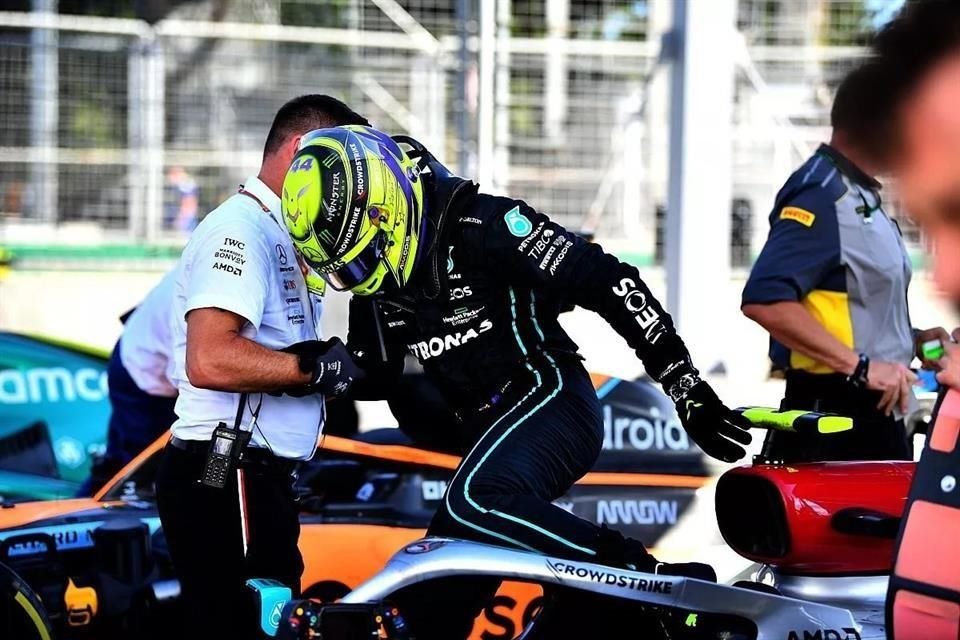 Lewis Hamilton baja de su monoplaza con dolores de espalda tras el GP de Azerbaiyán.