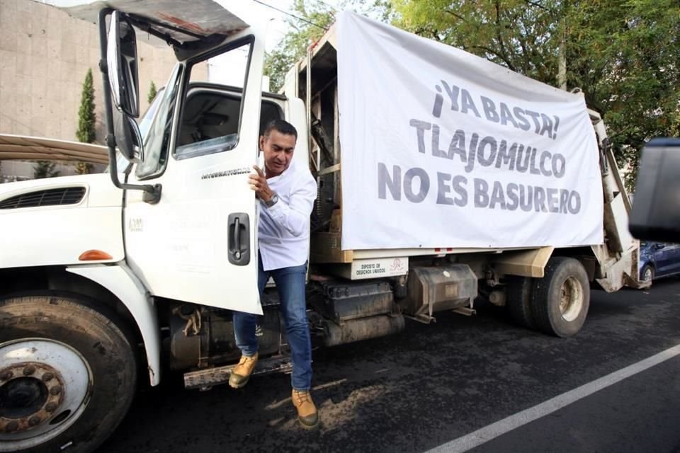 Salvador Zamora, Alcalde de Tlajomulco de Zúñiga, llega conduciendo un camión recolector de basura a las oficinas de Caabsa Eagle, en Calle Morelos.