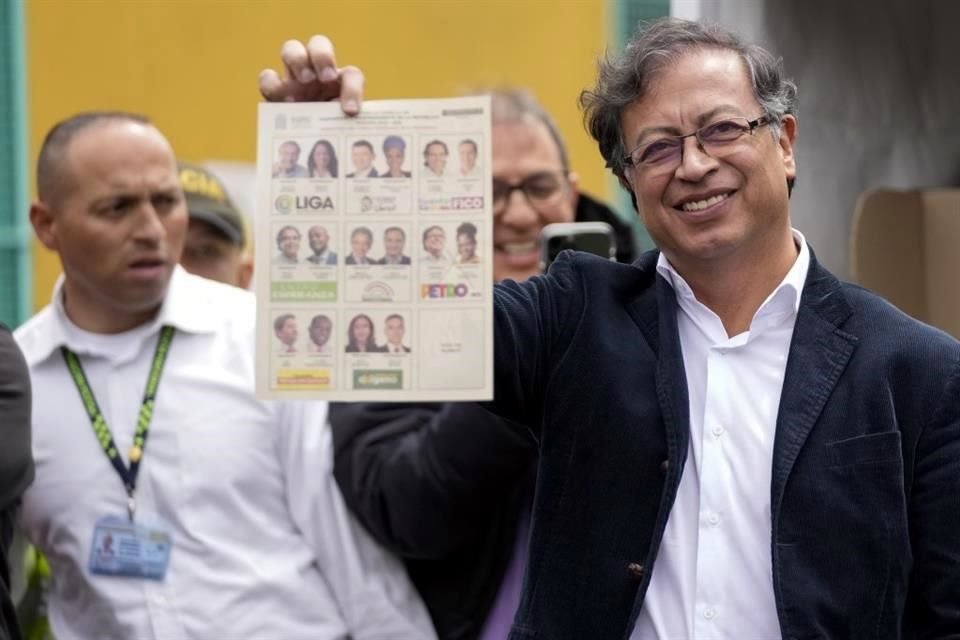 Gustavo Petro muestra la papeleta electoral de la primera vuelta.